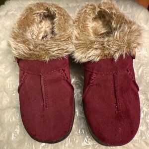 *Host Pick* Clarks Tan and Red Fur-Lined Shoes